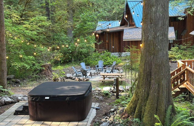 Cozy retreat, newly renovated with loft, hot tub, creek access, pet friendly