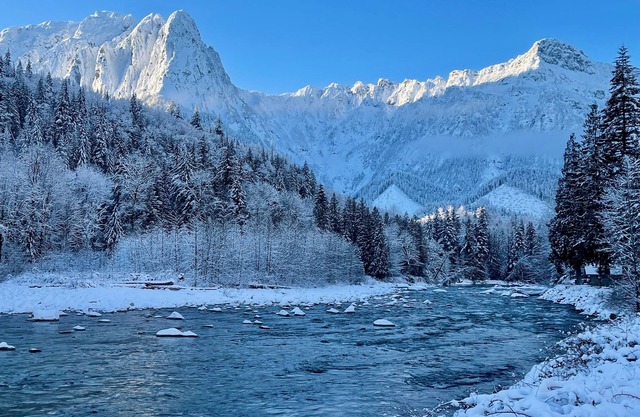 Cozy Riverside Cabin with Hot Tub, Epic Views, near 12 National Forest Hikes!