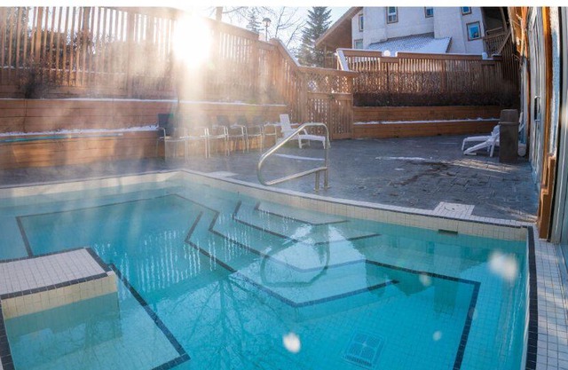 Cozy Rockies Retreat | Hot Tub Access!