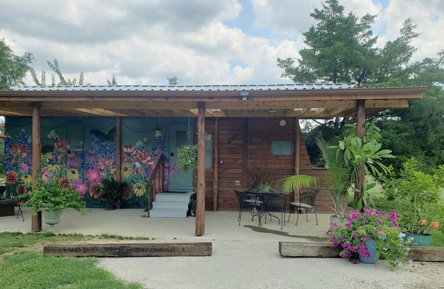 Cozy Romantic Secluded Private Country Chic Tiny House on 5 acre farm.
