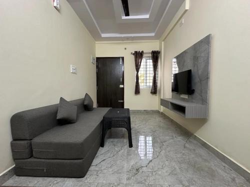 Cozy Room 1Bhk with Lift 102