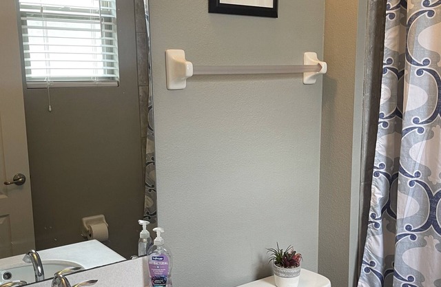 Cozy room for travelers in safe neighborhood