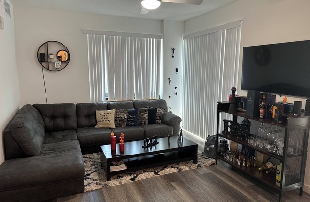 Cozy room in Hollywood close to everything and 7 minutes away from the beach.