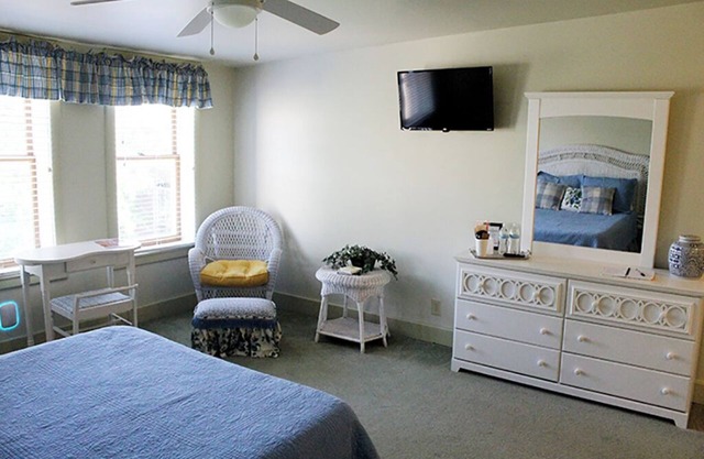 Cozy room located in historic downtown with a 5 minute walk to the riverfront!