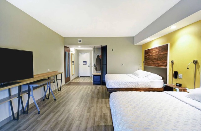 Cozy Room Next to the Airport w/2 Beds - Free Hot Breakfast & Shuttle