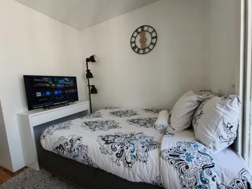 Cozy Room with Private Bathroom near Paris LaDefense Arena