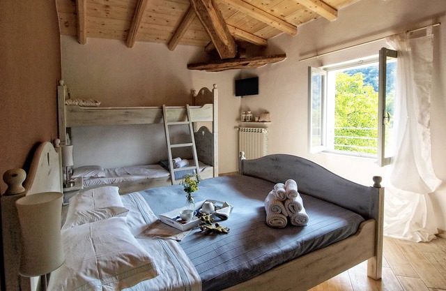 Cozy rooms inside a renovated farmhouse/shared pool
