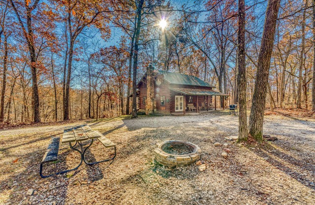 Cozy, Rustic, & Spacious 10-person cabin near Grinder's Ferry & Tyler Bend!
