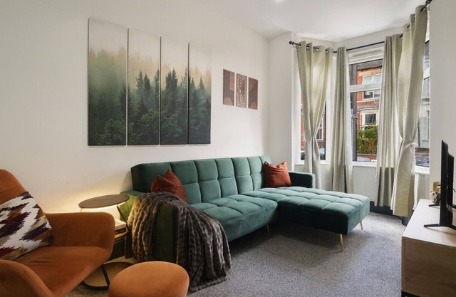 Cozy Sheffield Retreat | 3BR, 2BA, Parking+WiFi | Contractors & Family Friendly