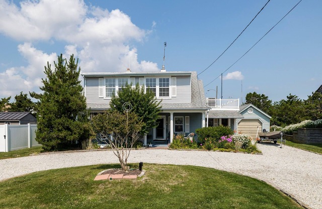 Cozy Shore House, Beach on one side, Bay on the other side