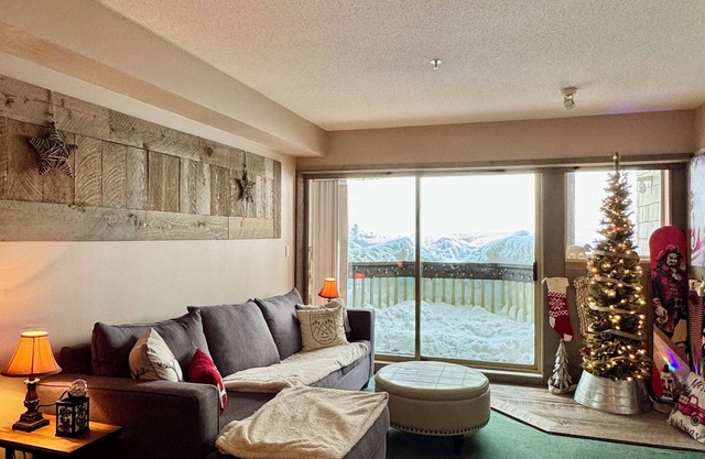 Cozy Ski-In/Ski-Out on Mt. Washington w/Hot Tub & Underground Parking