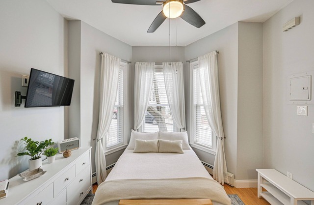 Cozy Somerville Studio: 2 Mi to Boston, Walk to T!