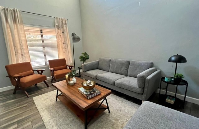 Cozy, spacious & beautiful renovated home! Lake, parks, casino nearby.