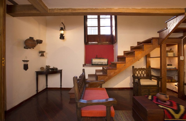 COZY & SPACIOUS BOUTIQUE LOFT Close to LA RONDA- AUTHENTIC Colonial touches