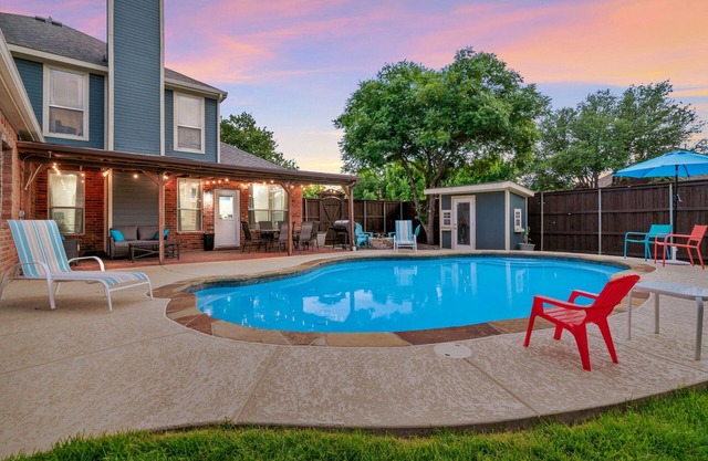 Cozy & Spacious Home w/Private Pool, BBQ, Game Room close to DFW, Sleeps 10-12