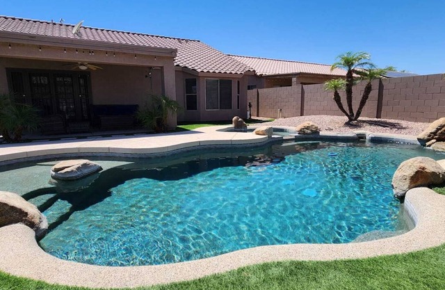Cozy Spacious House, Pool Heater, Spa, Firepit