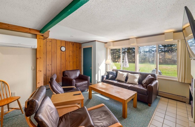 Cozy Stowe Condo w/Pools, Hot Tub & Shuttle—Near Slopes & Rec Path