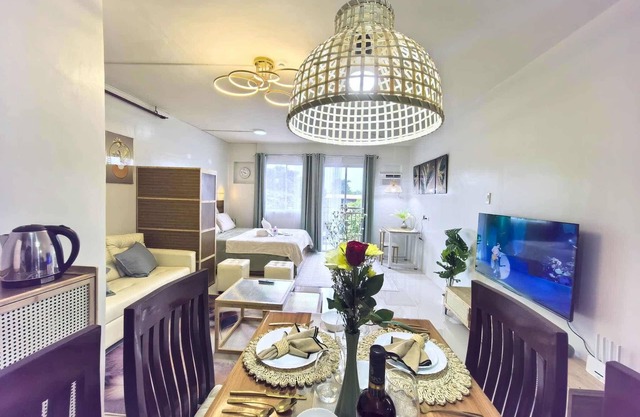 Cozy Studio with Balcony Near Airport Smart Lock Netflix Verdant Palawan