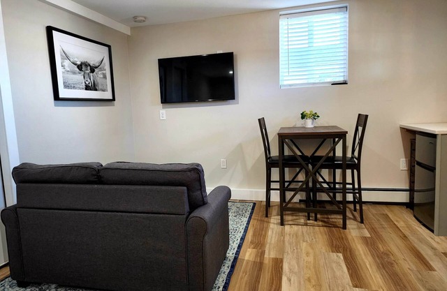 Cozy studio apartment at the base of South Table Mountain