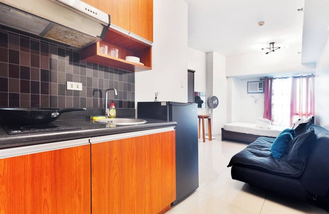 Cozy studio condo with WiFi, AC in beautiful Makati