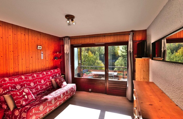Cozy studio for 4 with balcony, peaceful and near slopes