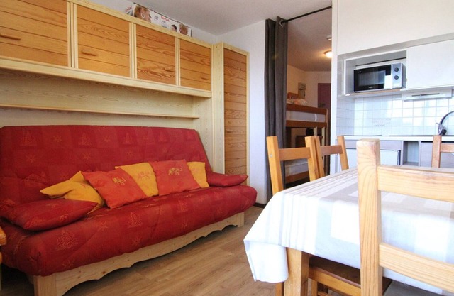 Cozy Studio for 4 in Alpe d'Huez, Close to Slopes & Shops, Balcony, Pets Welcome