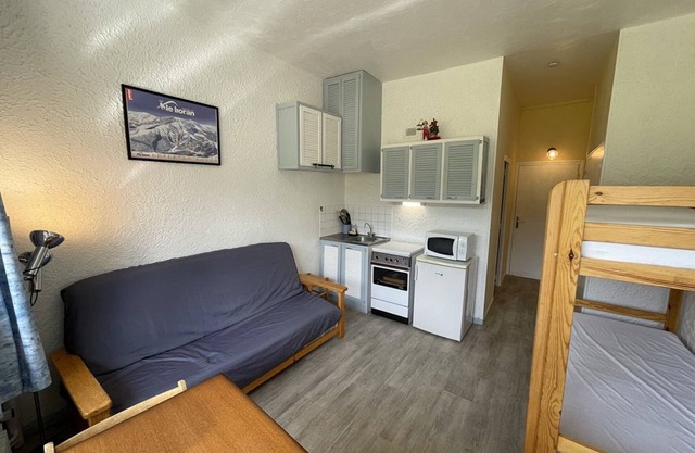 Cozy Studio for 4, South-Facing Balcony, Heart of Ski Resort