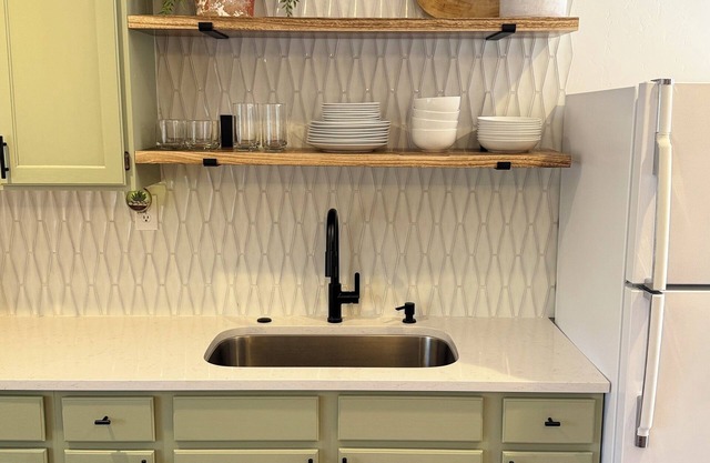 Cozy studio in Washington with WiFi, AC, close to restaurants & shopping.