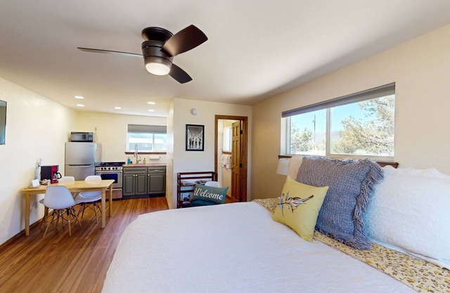 Cozy studio w/nearby hiking & biking trails, free Wifi