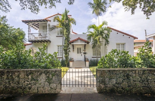 Cozy Studio w/Tons of Natural Light