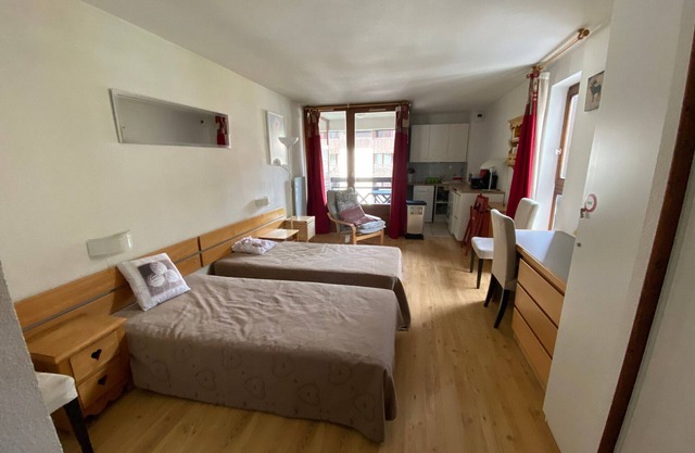 Cozy Studio, Wi-Fi, Parking, Sleeps 4, Brides-les-Bains