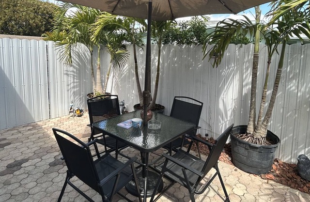 Cozy Studio with Kitchen, 10 mins from PB Airport