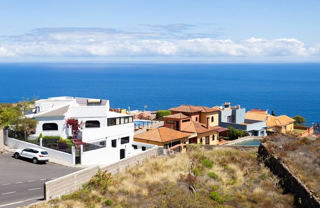 Cozy studio with breathtaking sea and Teide views, quiet neighborhood.