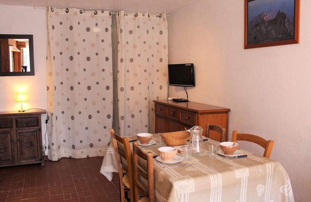 Cozy Studio with Mountain Nook, Sleeps 4, Near Slopes and Shops in Vars Les Claux