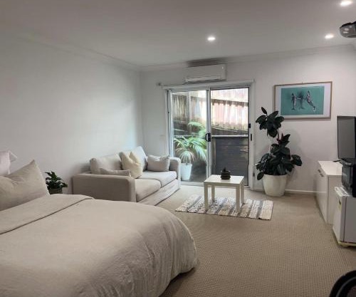 Cozy Studio with Private Entrance & Ensuite