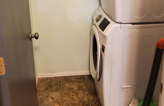 Cozy Suite 15 minutes from downtown cozy suite