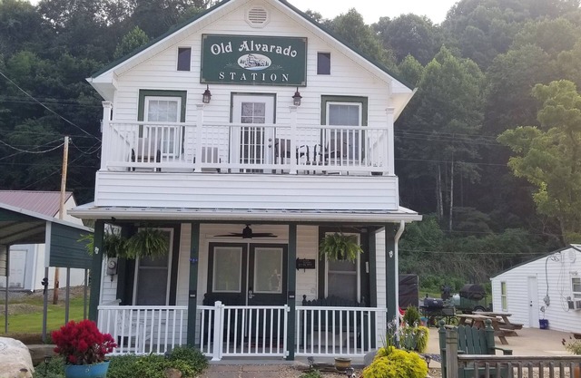 Cozy Suite Directly ON the Virginia Creeper Trail