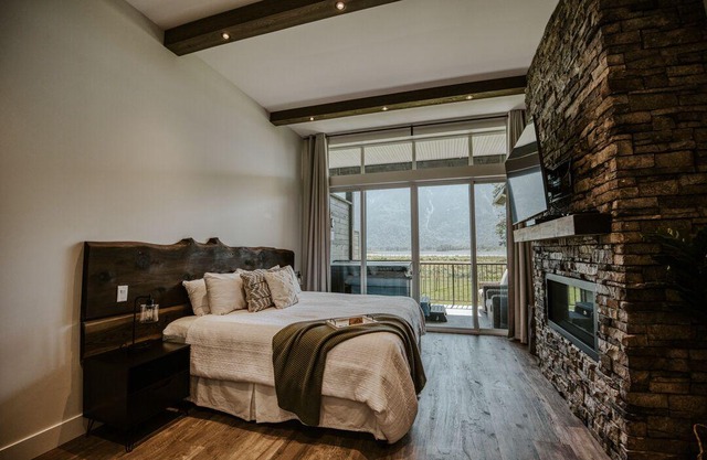 Cozy Suite with Mountain Views & Private Hot Tub. Dog-Friendly!