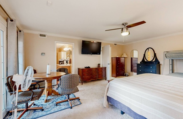 Cozy suite with patio & enclosed backyard-centrally located