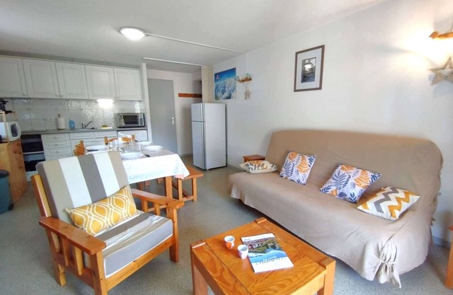 Cozy T3 for 6, south terrace, parking, center St Lary Soulan