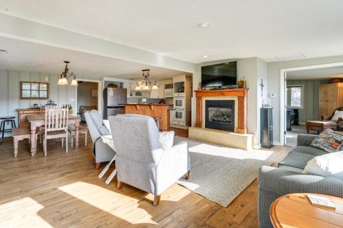 Cozy Table Rock Lake Boathouse with Pool Access