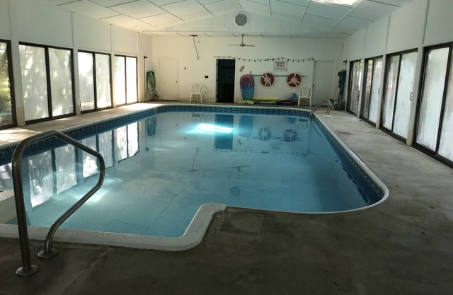 Cozy Tiny Home with Private Pool during warm months