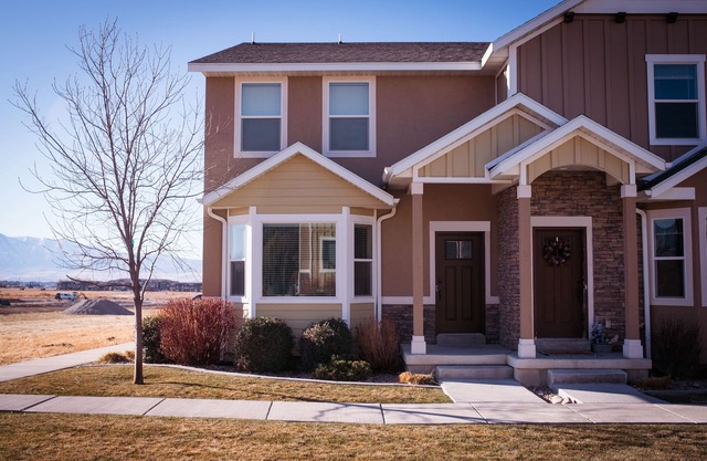 Cozy Townhome North Logan 3BD/2.5BA Sleeps 6+