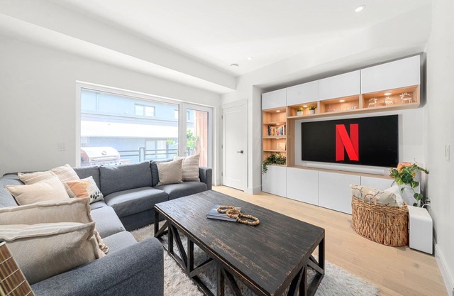 Cozy Townhouse Steps to Seabus