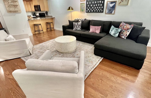 Cozy townhouse in the heart of Fayetteville, minutes from the U of A.