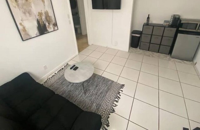 Cozy Travelers Workspace - 10-min from Downtown!