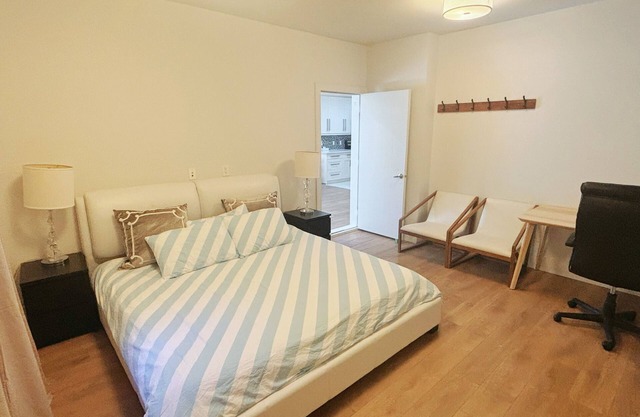 Cozy Two-Bedroom Suite Near Beach, Stanley Park, Cypress Mountain, Downtown Van