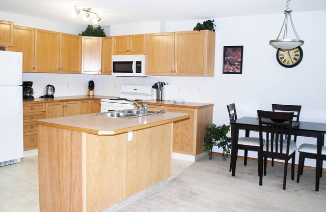 Cozy Two Bedroom Plus a Den in Devonshire on the Park!