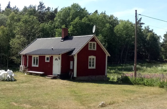 Cozy, typical Swedish holiday home undisturbed in the middle of nature