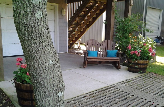 Cozy up in this very relaxing efficiency suite surrounded by pristine wildlife.